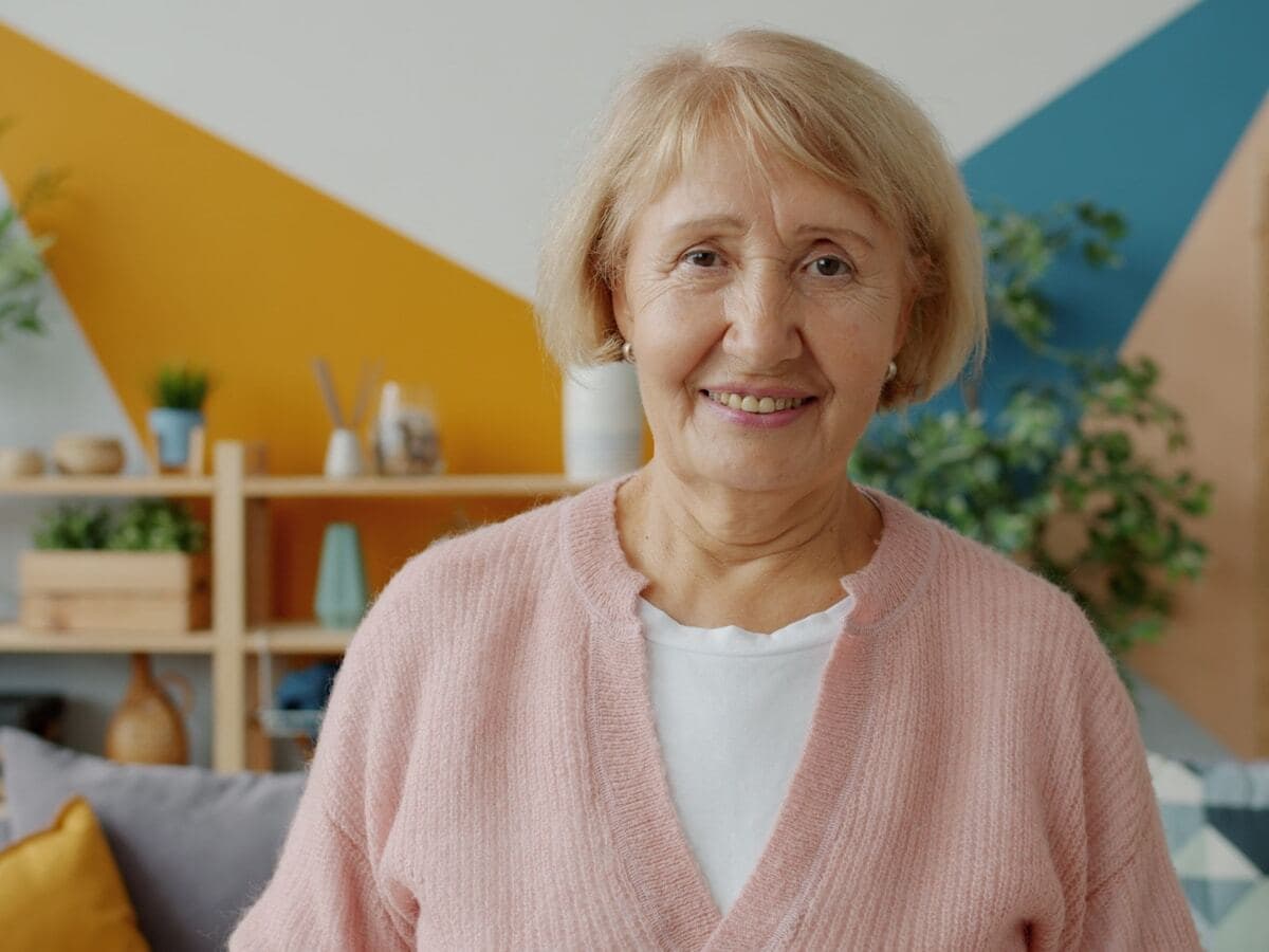 Une femme âgée chez elle, dans son salon